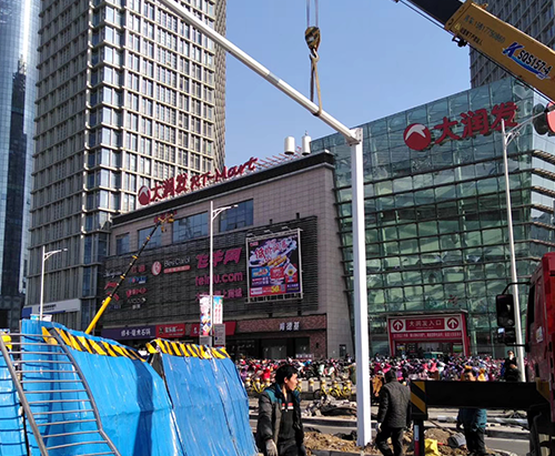 博鱼手机版登录入口-博鱼（中国）官方省郑州市紫荆山路信号灯杆安装